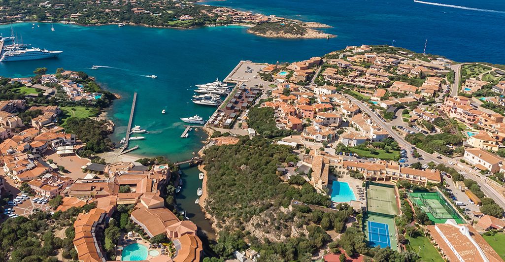 La vicina località turistica di Porto Cervo